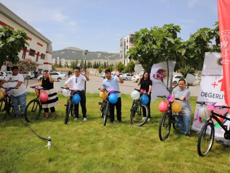 Down sendromlu çocuklara bisiklet dağıtıldı